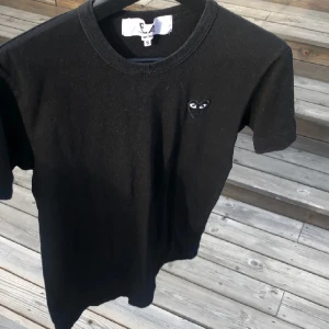 Black badge cdg tshirt - Svart tshirt med ett svart hjärta. Köptes på Farfetch för +1000kr säljer för 400  Strlk S men passar XS