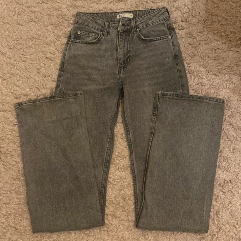Snygga bootcut jeans från Ginatricot. Dem är full lenght och är i gott skick, men har lite slitning längst ner. Säljer då de är för små!. Jeans & Byxor.