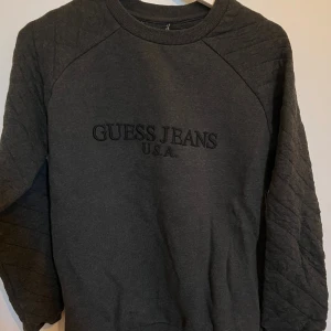 Guess jeans tröja  - Tjena! En äkta guess tröja i fint skick. Inköpt 2018 och använts två gånger. Storlek S/liten M
