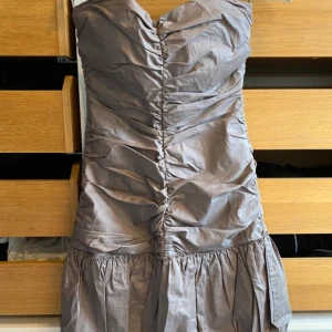 Tubklänning - Lilabrun i färgen, superfin, från VILA💓