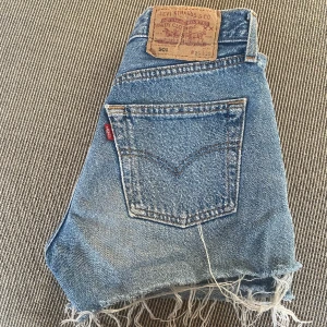 Levi’s jeans shorts  - Jättefina Levi’s shorts som tyvärr är för små. De är väl använda men inga större defekter. Skulle säga de passar för någon som har XS  eller XXS beroende på hur man vill den ska sitta💕