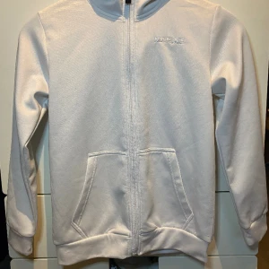 Zip hoodie  - Märke Marine i storlek 134-140 men ganska stor i storleken. Den har en röd fläck vid halsen men den syns knappt. Och 2 små fläckar på baksidan av tröjan som ni ser på sista bilden.