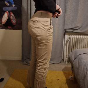 Regular fit herr midwaist chinos köpta på dressmann. Är 173 å de är lite för korta för mig. Superbra skick bortsett från en fläck (bild 3)