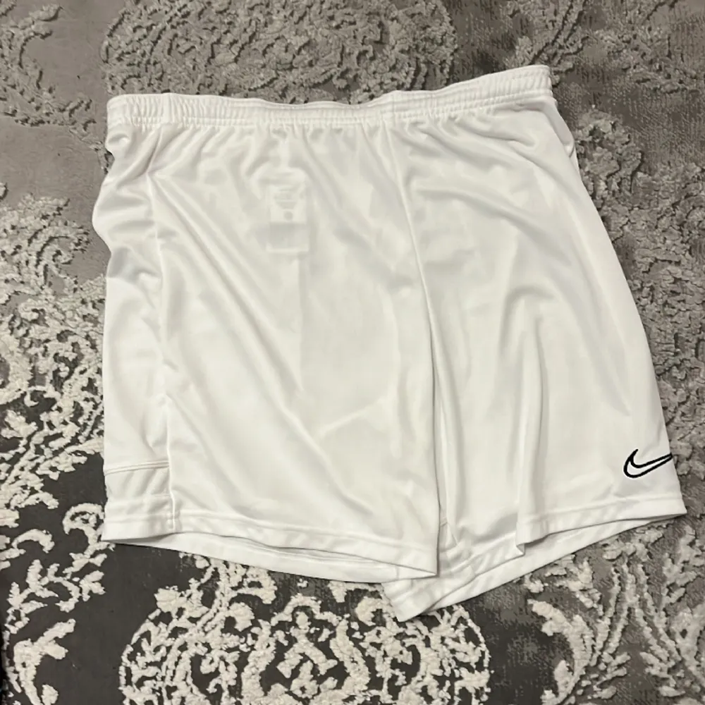 Helt oanvända Nike shorts storlek xl nypris 199 mitt pris 50 kr. Shorts.