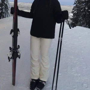 Vita skidbyxor  - Vita skidbyxor från Lindex slutsålda i vit. Använd en vecka i sälen, mycket bra skick. Heter ”skidbyxor i softshell” vattenpelare 10 000mm. Storlek S. Ordinarie pris 899kr