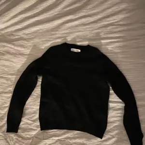 Säljer min svarta Samsøe tröja i storlek S som passar xs/s som är i bra skick 