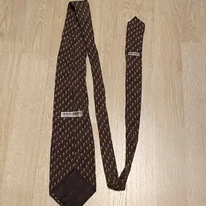 Säljer en slips från Armani. Fint skick och inga skador.  Fraktas inom 48h