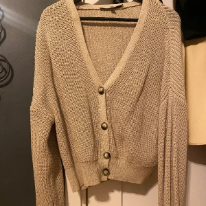 Kofta - Beige kofta från Kappahl, fint skick, använder inte längre 💗