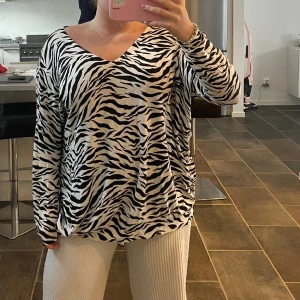 Tröja  - En cool tröja från märket Saint Tropez, i ett zebra mönster.  Storlek L men skulle säga att den passar S/M och har en oversized look!  Så snygg till ett par skinnbyxor t.ex 🤍🥰