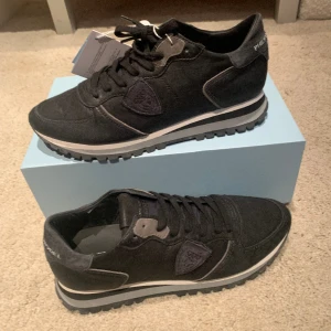 Philippe model  - Philippe models  Size 43 Skick 10/10 helt nya i box med tag  Pris 2599kr nypris 4200