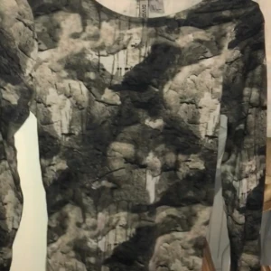 Marmor kläning - En kort, lång marmorklänning, öppen i ryggen 