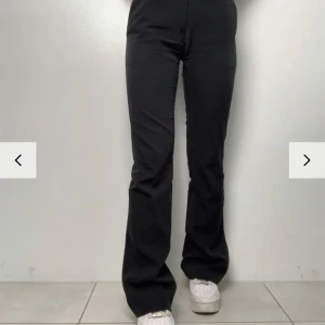 Kostymbyxor  - Jättefina kostymbyxor från design by si i storlek xs och längd regular, passar mig perfekt i längden som är 167. Defekt är att dom är lite noppriga på ett ställe men inget som märks💗