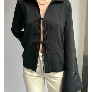 Djer Avenue Occation top Ash - Occation top från Djerf Avenue i Ash  - Ny pris = 1399kr - Storlek M - Aldrig använd