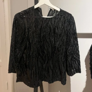 glitter topp  - Jätte fin glitter topp från zara, trekvartsärmad med zebra mönster😍