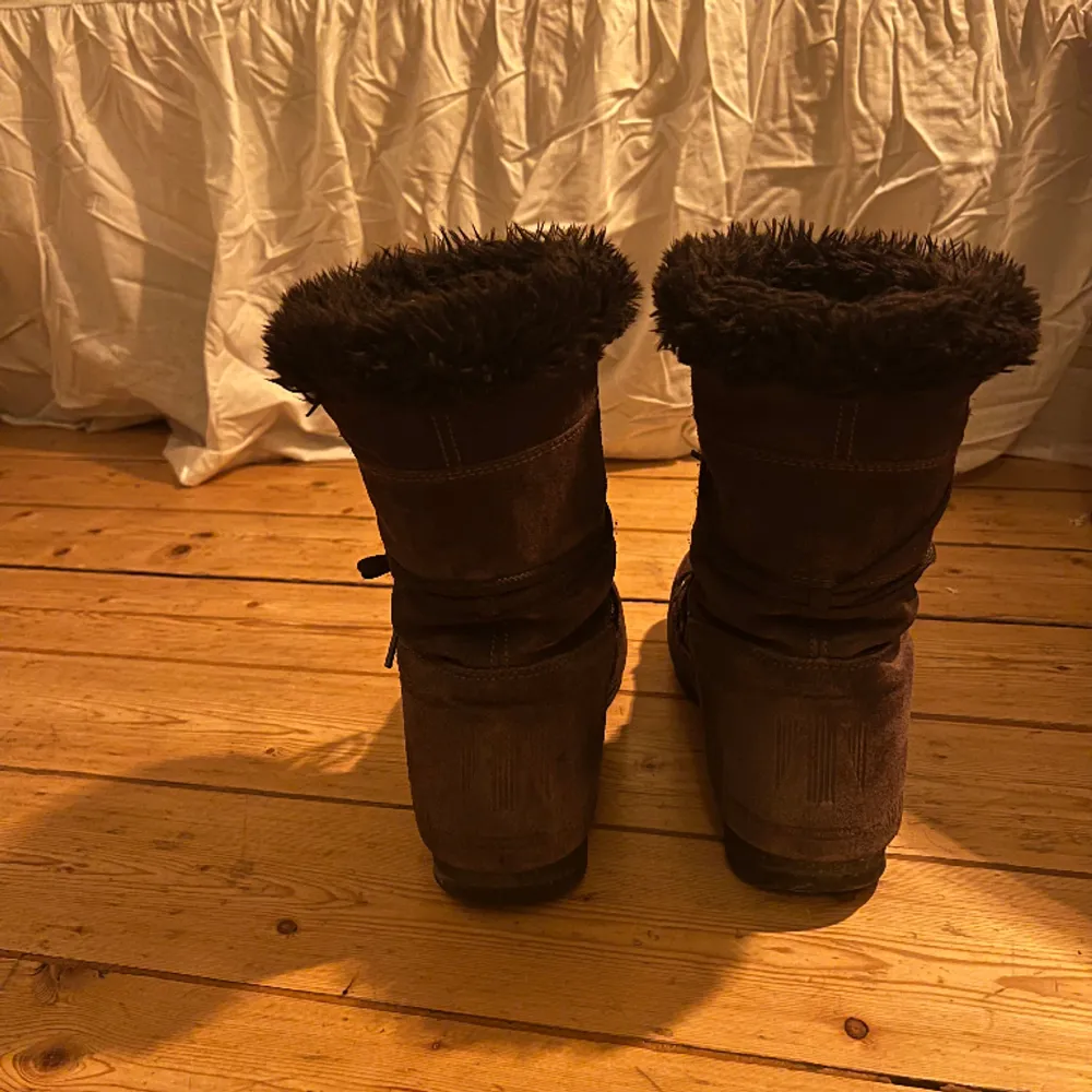 Säljer ett par moon boots i storlek 41 då de inte längre kommer till användning. Skorna är använda men i fint skick. Finns på Kungsholmen alt. kan mötas upp vid Tc. Kan också skickas men köparen står för frakten. . Skor.
