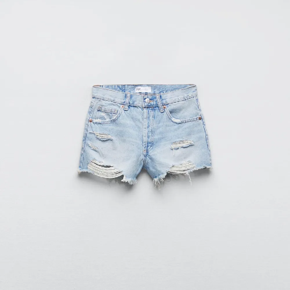 Säljer skit snygga och trendiga shorts från Zara😍Nypris: 329kr (aldrig använda). Shorts.