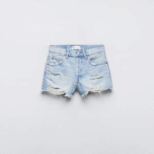 Säljer skit snygga och trendiga shorts från Zara😍Nypris: 329kr (aldrig använda)
