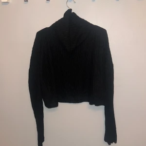 Stickad tröja me hals  - Fint skick  💥💥 Utförsäljning!! Först till kvarn 💥💥