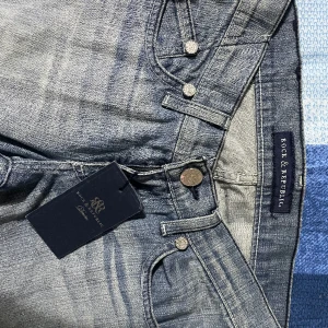 Rock and Repúblic  - Skiit snygga rock and republic jeans med en fet design på fickorna, lappen finns kvar. Oanvända!! 