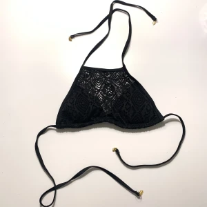 Svart Bikinitopp - Svart Bikinitopp från New Yorker, mycket bra skick, använd ändast 1 gång