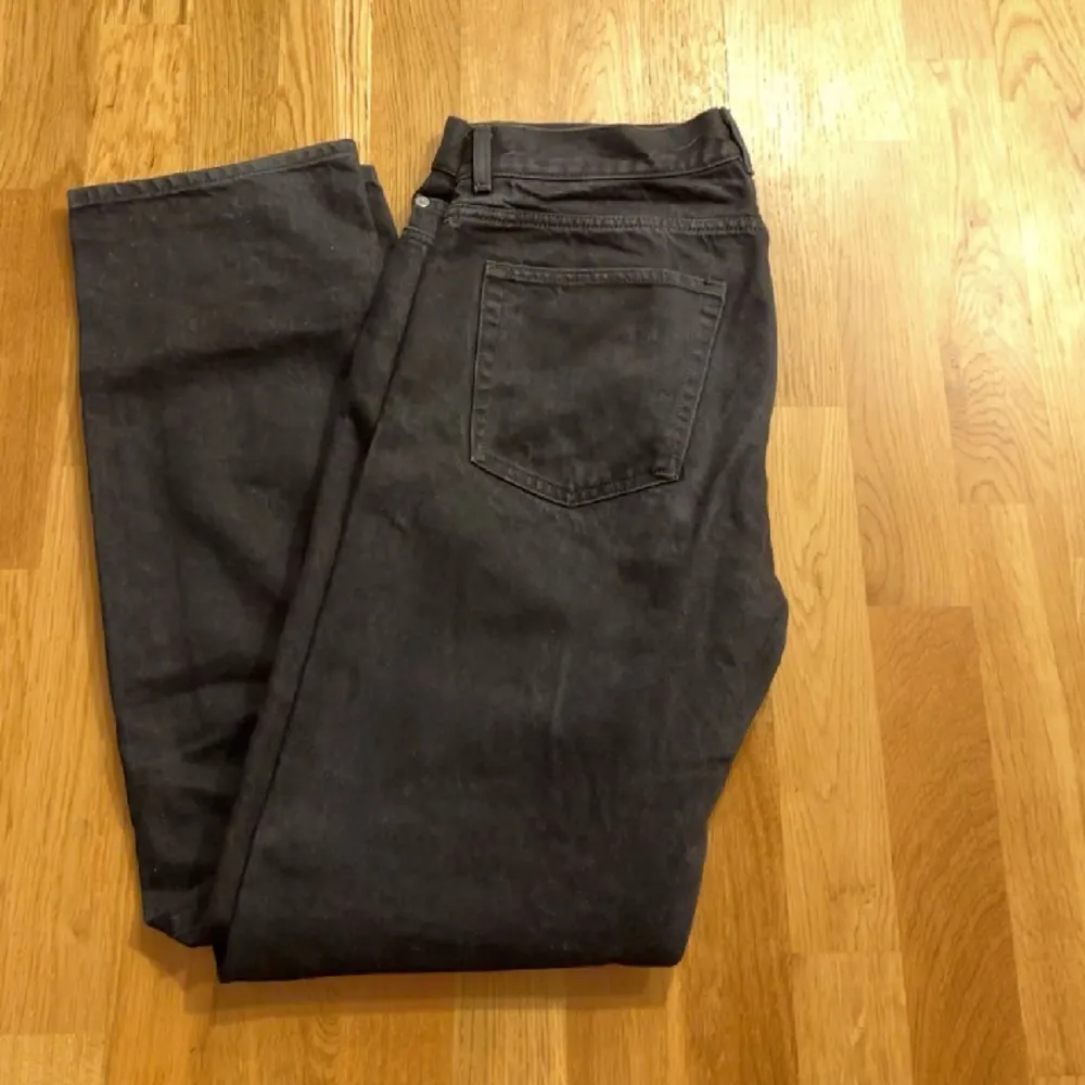 Säljer nu dessa sjukt snygga arket jeans | skick 10/10 | ny pris 750 kr | mitt pris 249 kr | Hör av dig vid lilla minsta fundering 🤝💯. Jeans & Byxor.