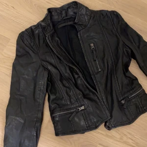 Skinnjacka äkta läder MDK - Skinnjacka från munderingskompaniet MDK. Äkta läder. Aldrig använd! Nypris ca 3000kr.