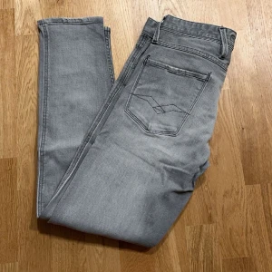 Replay jeans - Säljer nu dessa sjukt snygga replay jeans | skick 10/10 | ny pris 999 | mitt pris 499 | Hör av dig vid lilla minsta fundering 🤝😁 