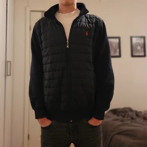 Ralph Lauren cardigan - Fet mörkblå Polo Ralph Lauren cardigan! Storlek L, jag är 185!