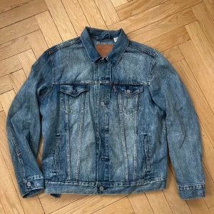 Levis jeans jacka - Fin levis jeans jacka i nyskick, står L sitter mer som en S-L 