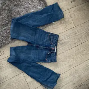 säljer ett par jätte söta högmidjade  jeans från Gina!  säljer då dem inte används längre!  skriv om ni vill ha fler bilder på dem!  +eventuell frakt🤗❤️