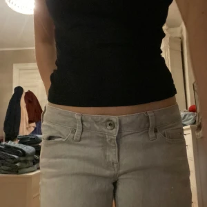 Lågmidjade jenss - Lågmidjade gråa jeans med snygga bakfickor💞Står att de är strlk 38 men skulle säga att de sitter som 34. Innerben: 72 Rakt över midja: 39