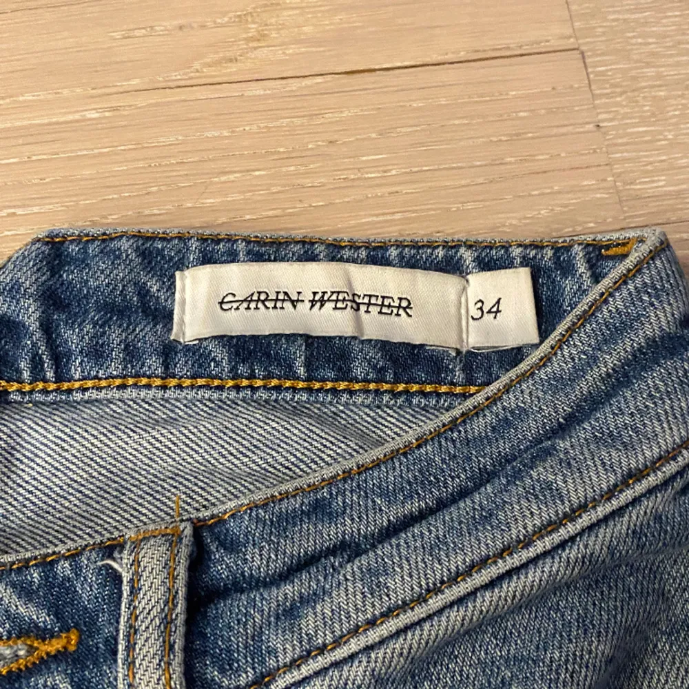 Lågmidjade jeans från Carin Wester med målade fickor. I fint skick!. Jeans & Byxor.