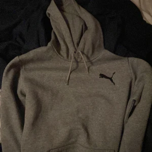 Grå Puma Hoodie - Hej! Säljer min Puma hoodie i fint skick! Storlek small, kan samfrakta med mina andra annonser. Kan mötas i Karlstad/fraktas
