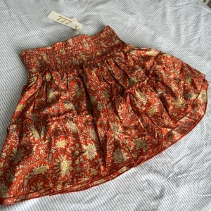 Volangkjol💕 - jättesöt och cool volangkjol! Den är väldigt töjbar i midjan och inte alls genomskinlig. 💗Skriv om du har några funderingar!💕