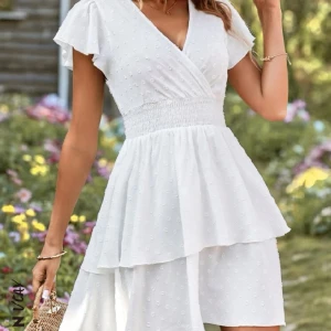 Klänning  - Säljer en klänning som är för stor. Skulle haft på skolavslutningen förra sommaren.