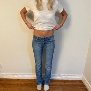 Lågmidjade jeans - vintage jeans!💕 Midjemått( rätt över): 36cm Inerbenslängd: 78cm  Lårmått ( rätt över):24cm    Köp gärna via ”KÖP NU”💖 Skriv ifall ni har några frågor eller funderingar // perfectjeans🫶