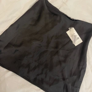 Satinkjol - Helt oanvänd minikjol i satin från na-kd!!!