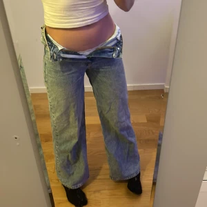 Vida Jeans - Högmidjade utsvängda jeans ❣️ Snygga att vika ner som på första bilden om man tycker om det. Passar till som längst 160-165 🩷 Storleken som står är 24, men sitter som XXS i midjan knäppta! Använda några gånger men är i bra skick 