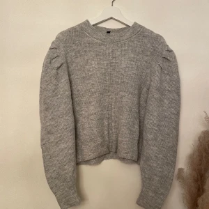 Stickad tröja - En fin grå stickad tröja i bra skick.