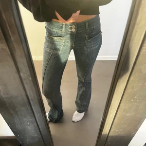 Lågmidjade jeans - Lowwaist bootcut jeans från Nelly, i storlek 34. Helt i nyskick. Säljer för 450kr. 