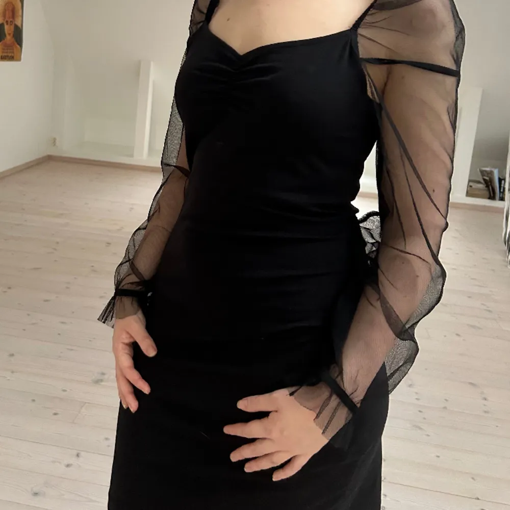 Helt oanvänd svart klänning med puffiga ärmar i mesh! Supernice passform från märket Even&Odd. Tyget på klänningen ser något billigare ut, så priset är förhandlingsbart :) . Klänningar.