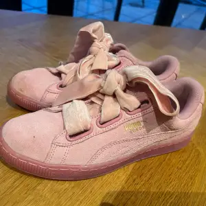 Bara använda inomhus strl 37 puma sneakers i rosa mocka och rosa samets skosnören