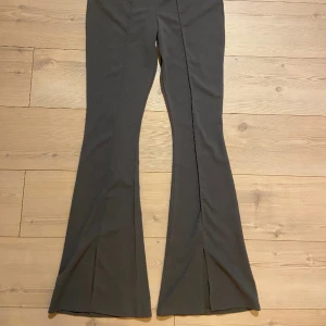 Kostymbyxor  - Jätte fina långa byxor från missguided tall🤍