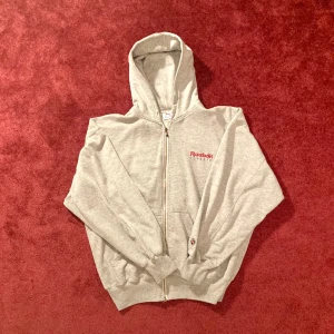 Vintage Reebok classic hoodie - Hoodien har inga hål men dragkedjan går inte att dra upp hela vägen (se på bilden) och den hoppar ur om den dras ned hela vägen. Pris kan diskuteras vid snabb affär. Säljs i befintligt skick.
