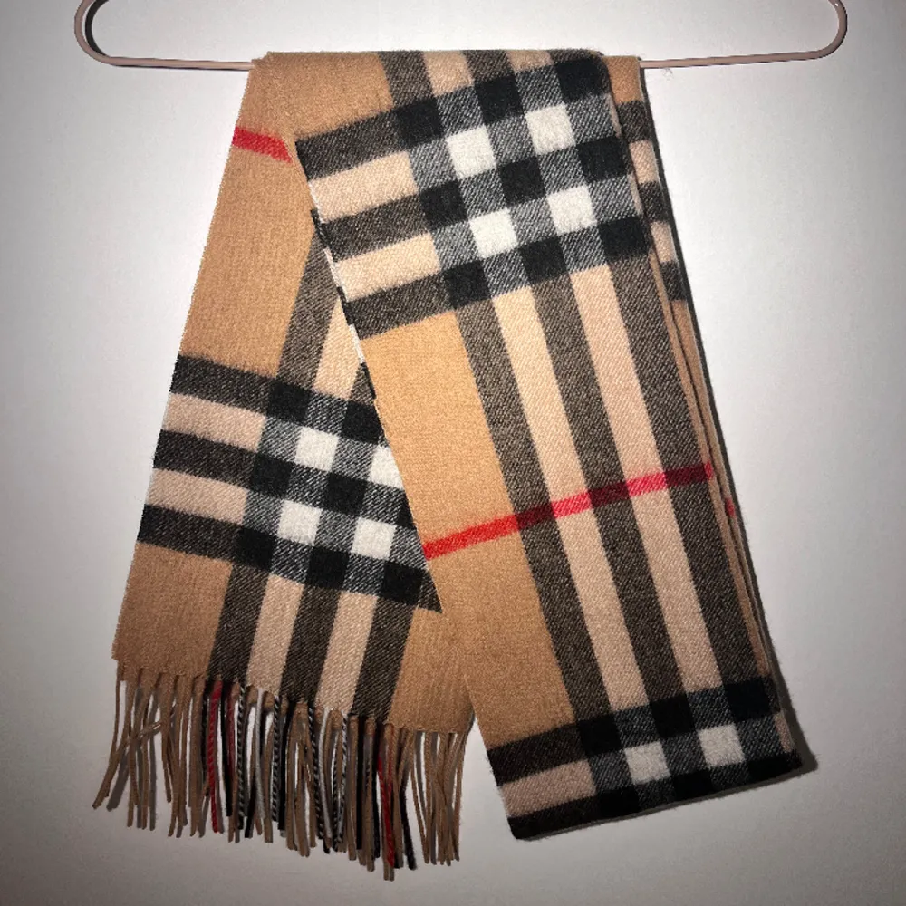 Tja, säljer nu min burberry halsduk. Perfekt skick, aldrig använd. Passar perfekt nu i det kalla vädret. Box, kort medföljer (1:1) Fraktas eller möts upp i Jönköping🤙. Accessoarer.