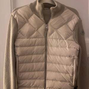 Säljer en Nyskick strlk L, Moncler cardigan/jacka använd någon enstaka gångna. Vid intresse skicka meddelande! Ej original 