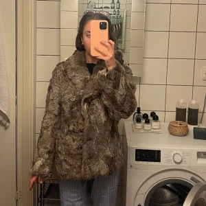 Pälsjacka S - Säljer min fina vintage kaninpäls då den inte kommer till användning.  Storlek S men har lite av en ”oversizekänsla”  100% kanin