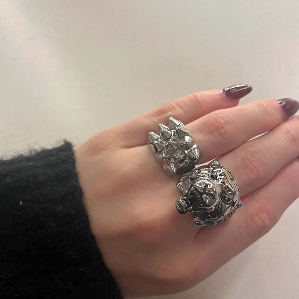 Säljer denna jättesnygg sick trendiga tiger ring i silver! Den är aldrig använd då fel storlek och därför i nyskick! Är i size 7 och för stor för min som brukar ha 16 mm. Det är rostfritt stål! Säljs för 250kr men pris kan diskuteras vid snabb affär❤️. Accessoarer.