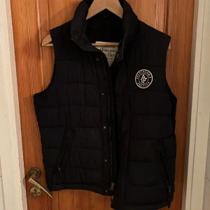 Abercrombie and Fitch väst  - Tja! Säljer denna fina väst som har använts väll under åren, den har inga hål eller tecken på användning så den är i mycket bra skick. Storlek S kom med bud