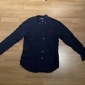 Ralph Lauren skjorta - Den är i storlek L, slim fit, men jag skulle säga att den även passar dig som har M eller S